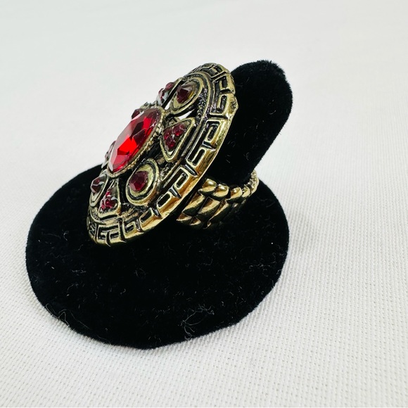 💚 STRETCH RING RED JEWEL CENTER ACCENTED STONES IN GOLD TONE NWOT FASHION GLAM - Picture 2 of 7